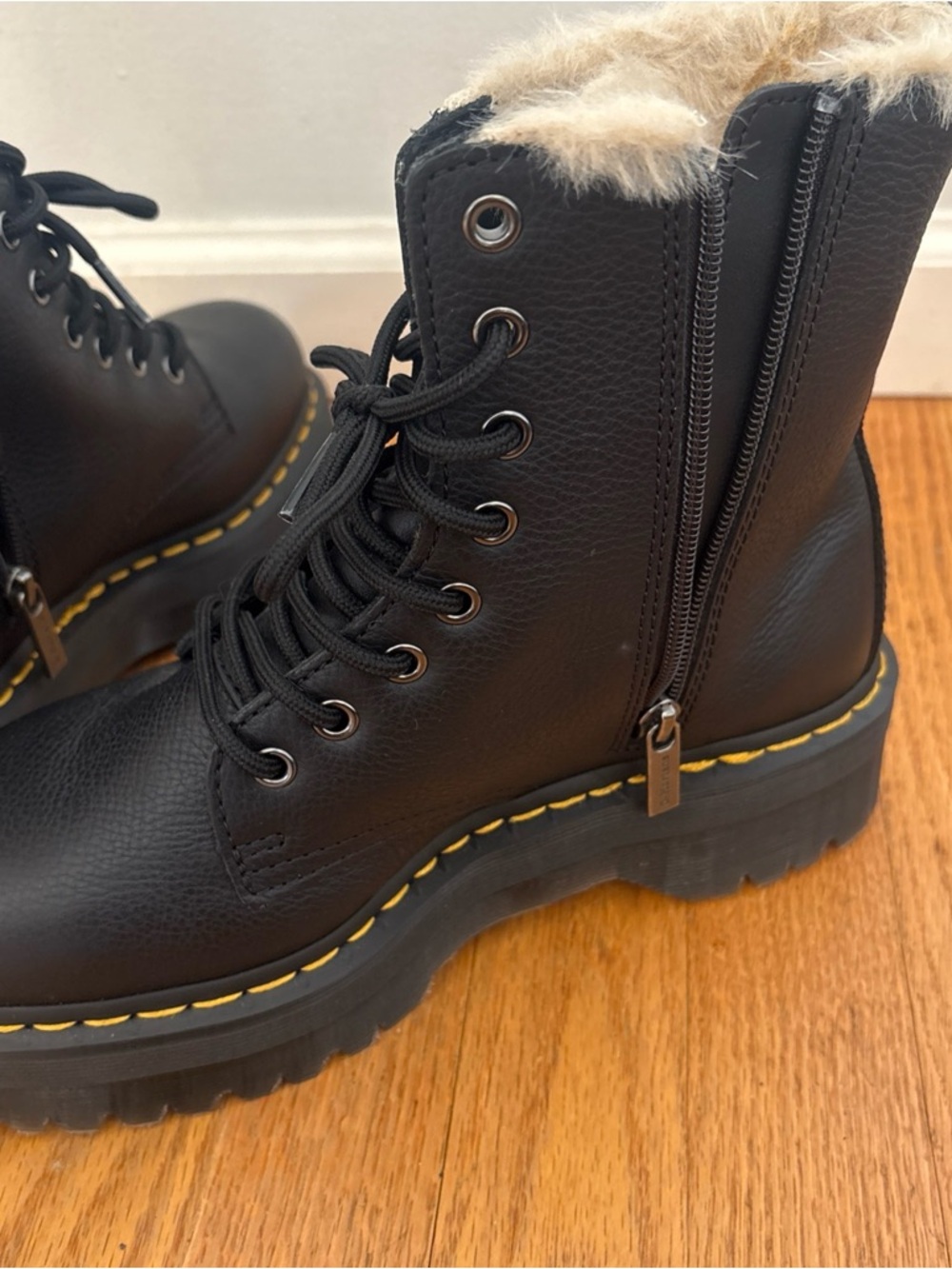 DR.MARTENS JADON BOOT LEATHER FAUX FUR LINED PLATFORMS Womens Size 8 M7 - Picture 8 of 9